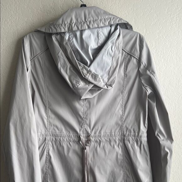 Like New! Cole Haan Light Gray Hooded Packable Rain Jacket Pockets Cinch Waist S - Picture 9 of 16